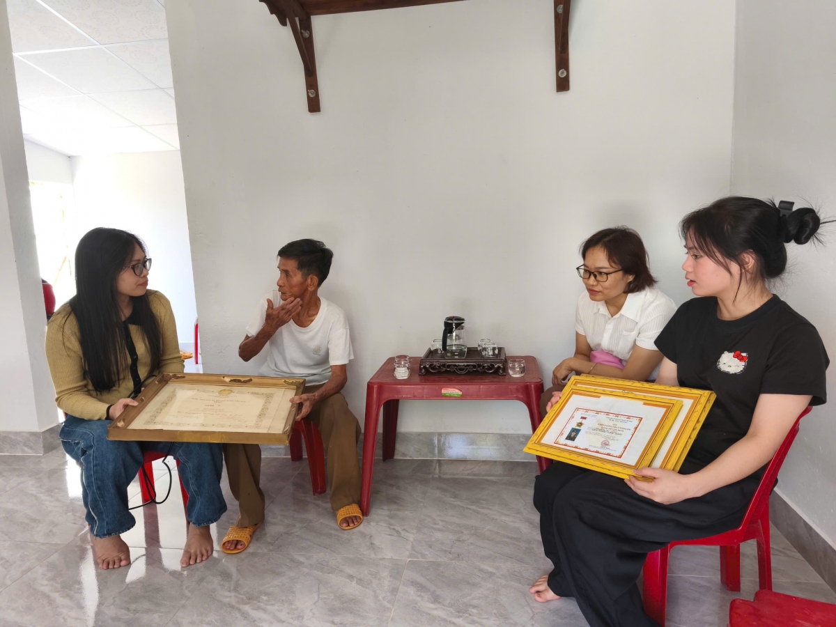 
Lơ̆m pơbŭng hnam ‘nao, ƀok Nguyễn Ái Quế tŏk bŏk tơroi găh dôm sơnăm tơblăh vang, hiong răm kơ yuơ kơ teh đak.