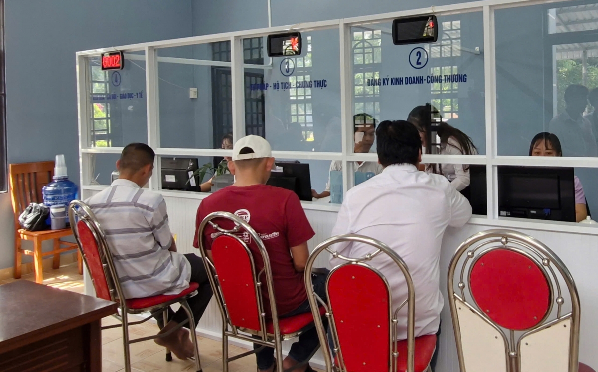 Người dân đến giải quyết thủ tục hành chính tại Trung tâm hành phục vụ hành chính công xã Thuận Hoà