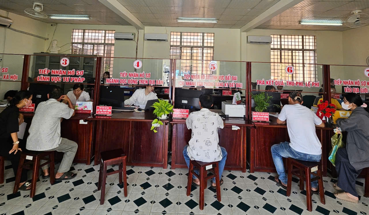 Người dân đến thực hiện các thủ tục hành chính tại Trung tâm phục vụ hành chính công phường Vị Tân