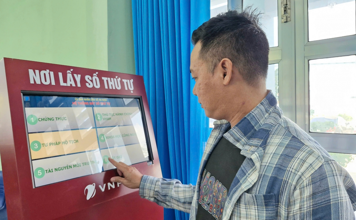 Người dân lấy số thứ tự để giải quyết thủ tục hành chính
