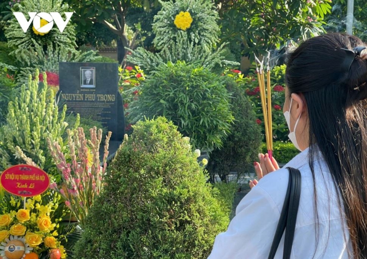      Ƀơi pơsat Mai Dịch (Hà Nội)-anih dor Khua git gai Ping gah hơđăp ơi Nguyễn Phú Trọng, rĭm phung mơnuih djă ba guam bơnga mut nao tŭi ñang hơdor kơ ñu