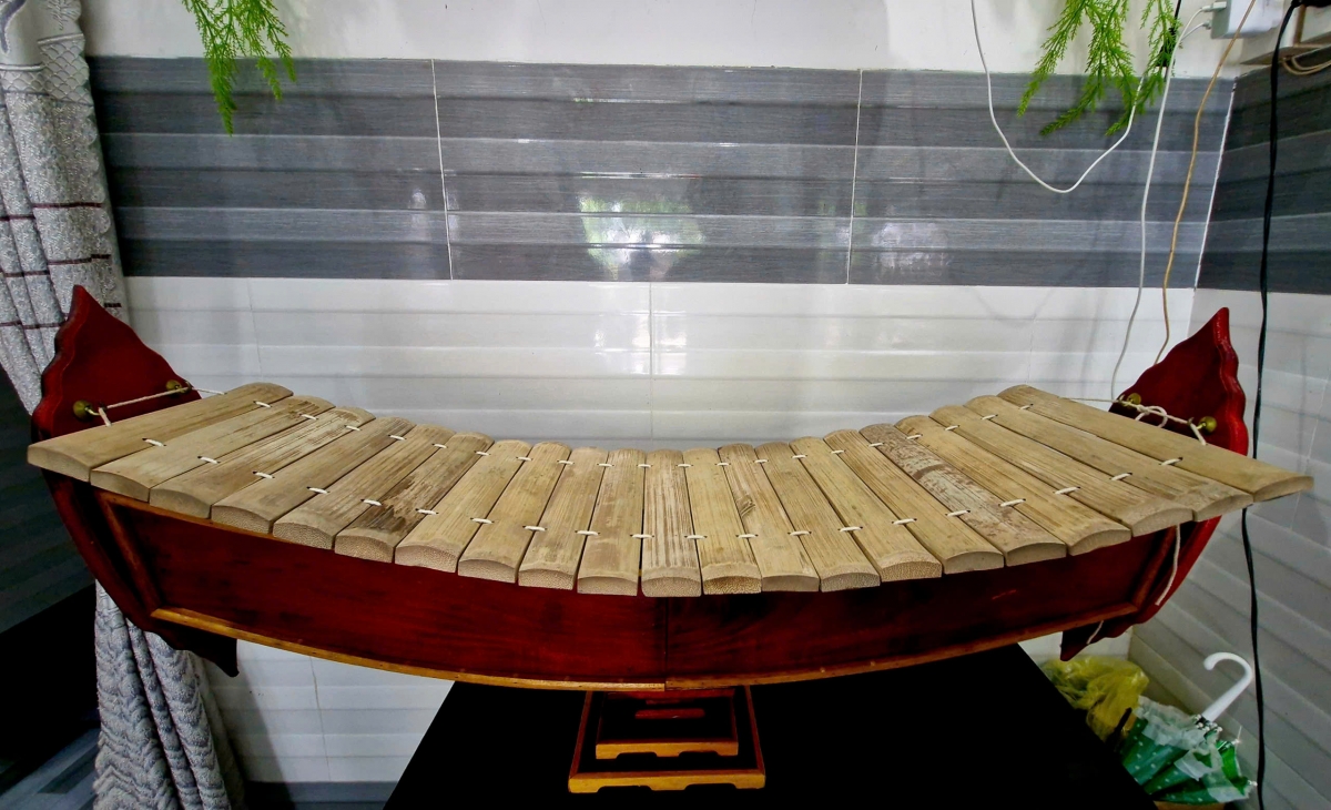 Nhạc cụ Rôneat Thung do anh Tâm tự làm