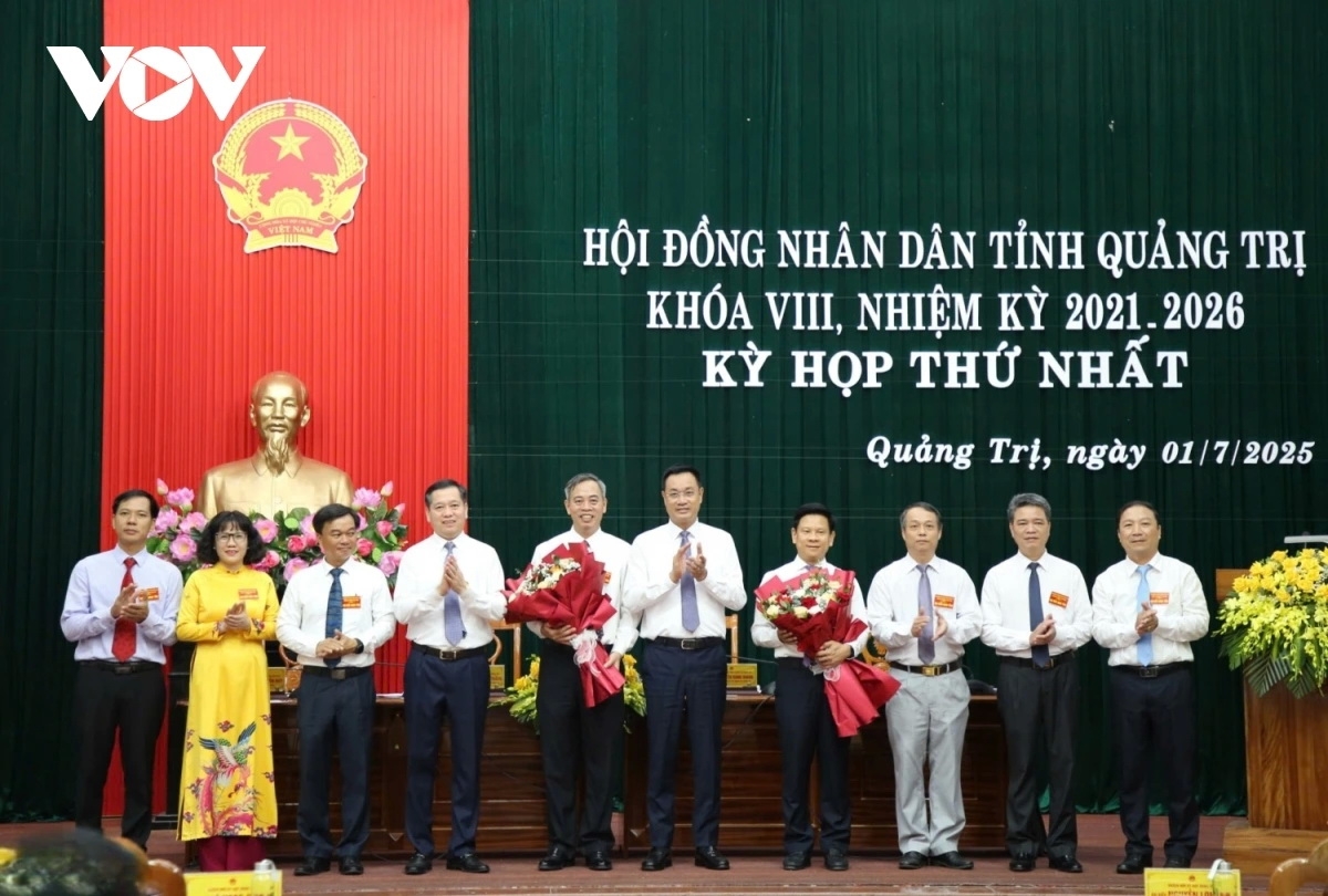 Lãnh đạo tỉnh Quảng Trị tặng hoa chúc mừng Thường trực Hội đồng Nhân dân và Trưởng các Ban của Hội đồng Nhân dân tỉnh Quảng Trị