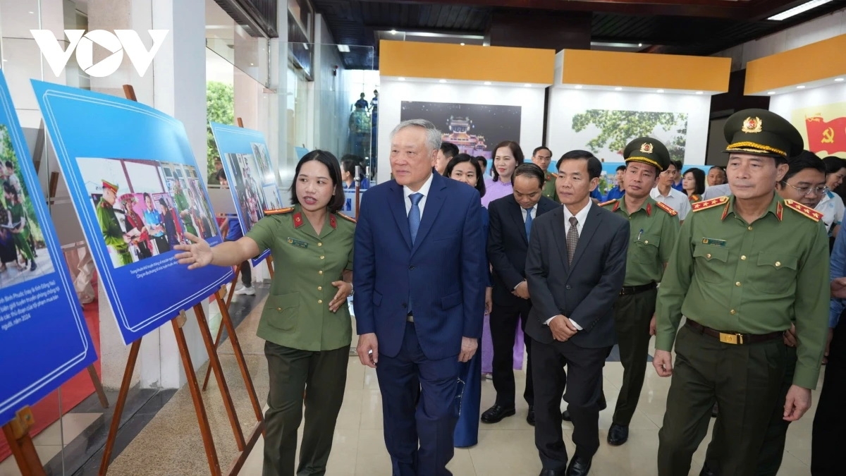 Phó Thủ tướng Thường trực Nguyễn Hòa Bình và các đại biểu xem triển lãm ảnh phòng, chống mua bán người