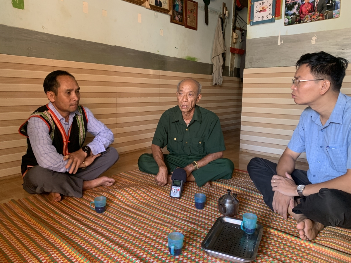Nău khlay bah đảng viên, nuĭh geh nsing nơm ta ăp ƀon lan dơi ntik n’hao kơl pah kan n’hŭch ach o ngăch, nâp dăng