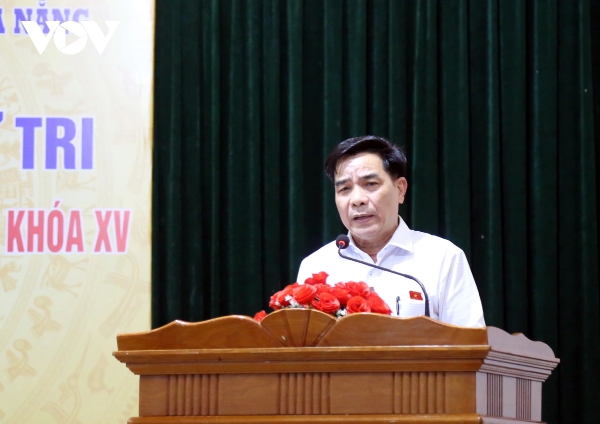Đại biểu Quốc hội Lê Văn Dũng, nguyên Chủ tịch UBND tỉnh Quảng Nam (cũ) phát biểu tại buổi tiếp xúc cử tri.