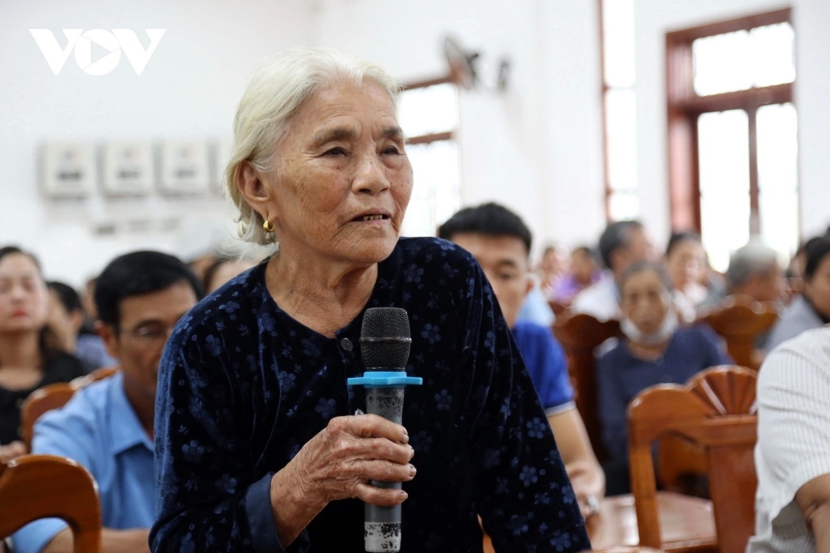 Cử tri Võ Thị Liễu, xã Trà My, thành phố Đà Nẵng (mới) phát biểu tại buổi tiếp xúc cử tri.