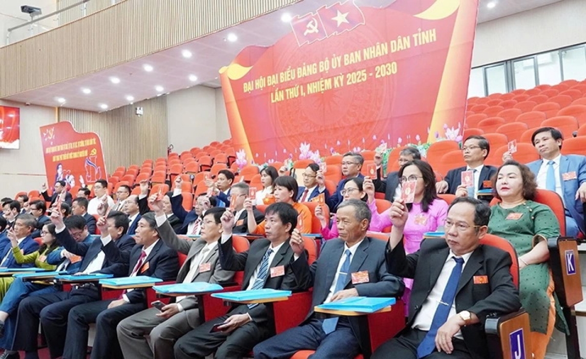 Các đại biểu biểu quyết thông qua Nghị quyết Đại hội