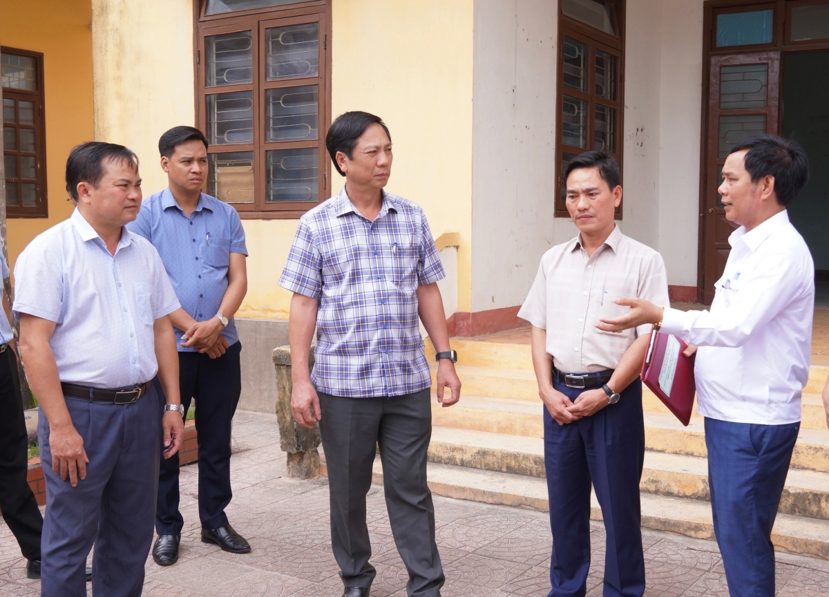 Phó Chủ tịch Thường trực UBND tỉnh Hoàng Nam nắm tình hình công tác phòng, chống dịch tả lợn châu Phi tại xã Trung Thuần - Ảnh: N.H