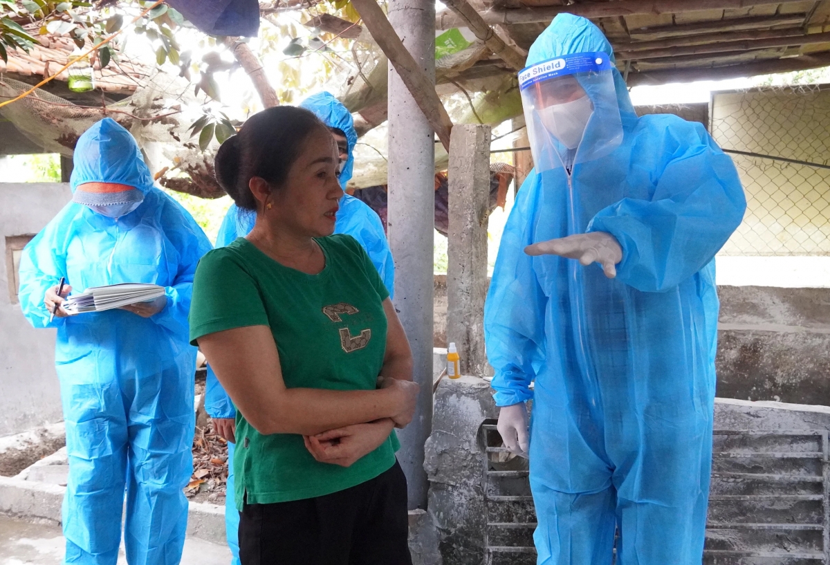 Phó Chủ tịch Thường trực UBND tỉnh Hoàng Nam kiểm tra hộ chăn nuôi lợn của gia đình bà Đoàn Thị Hương, thôn Vân Tiền, xã Trung Thuần - Ảnh: N.H