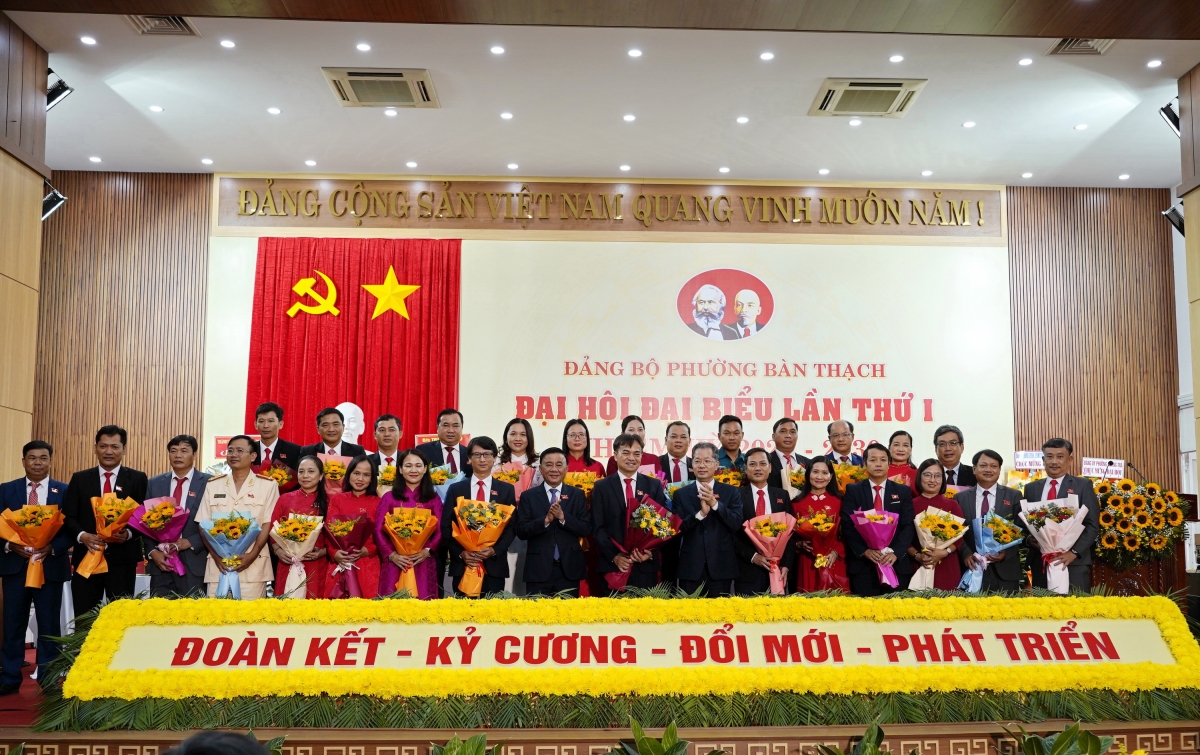 Mơhno mâ Khu pơkuâ ngăn Đảng ƀô̆ bêng Bàn Thạch