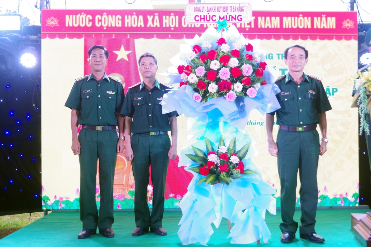 Đại tá Phan Văn Thí - Phó Chỉ huy trưởng Ban Chỉ huy Bộ đội Biên phòng TP.Đà Nẵng n'đăh atọom) đoọng pô hơnh deh đhị g'luh lum mặt. Chanup: HỒNG ANH