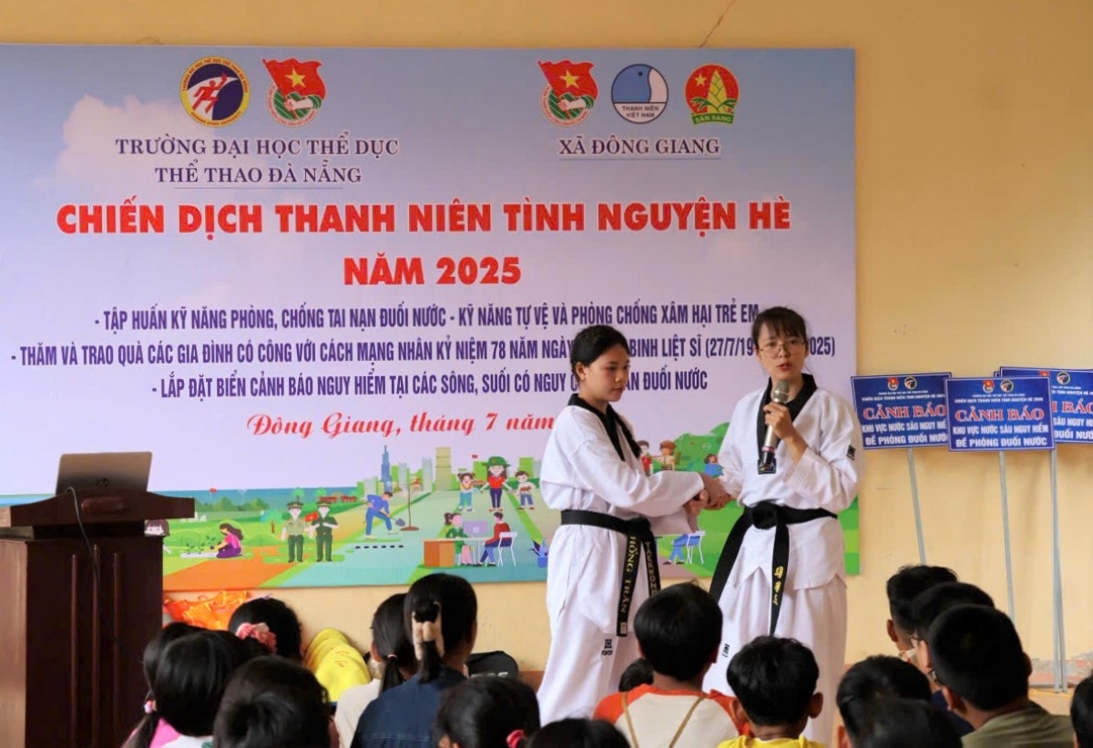 Hướng dẫn kỹ năng tự vệ cho trẻ em miền núi Đông Giang. Ảnh: ĐĂNG NGUYÊN