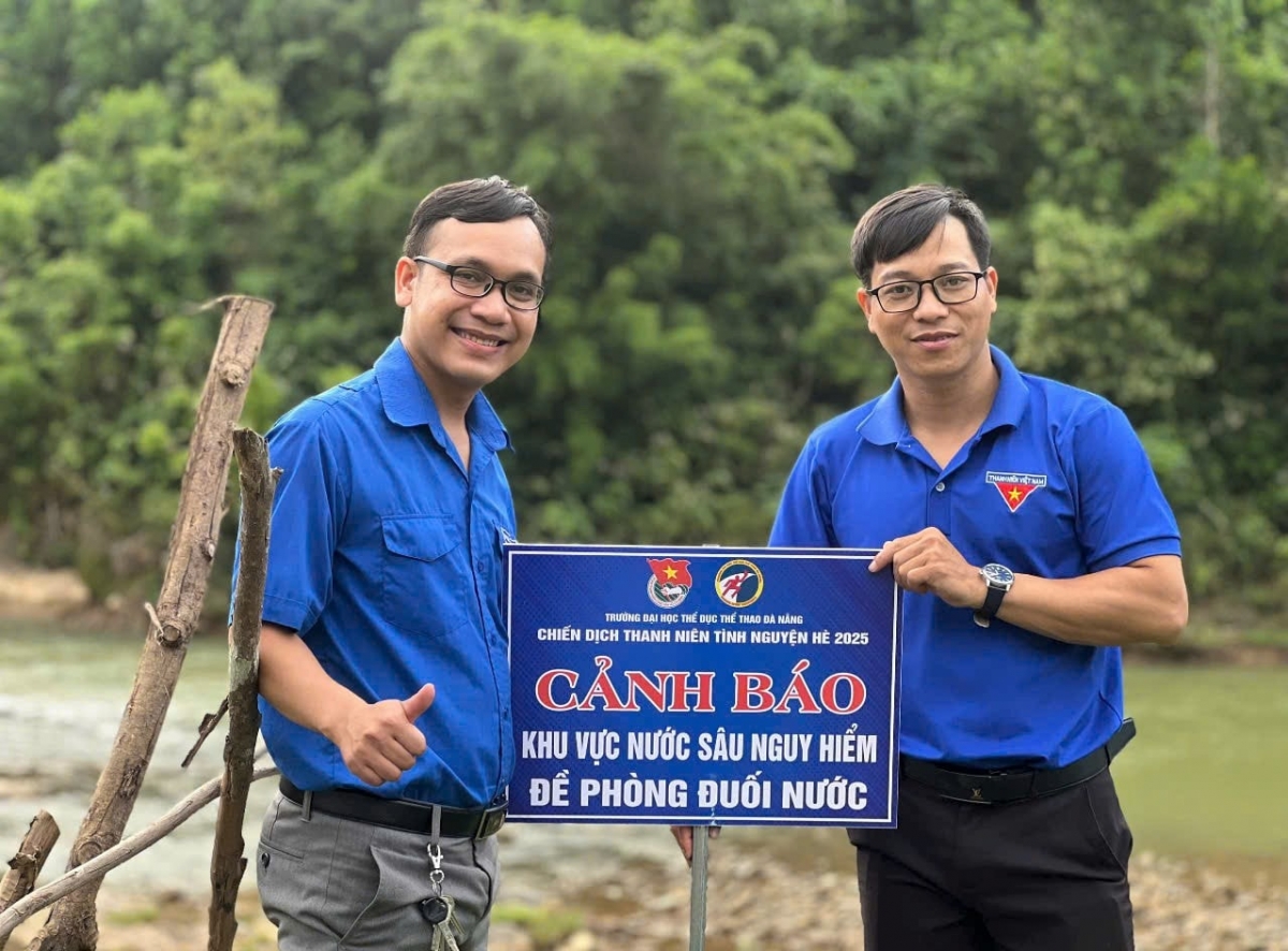 Rất nhiều biển cảnh báo nguy hiểm được lắp đặt dọc các sông, suối trên địa bàn xã. Ảnh: ĐĂNG NGUYÊN