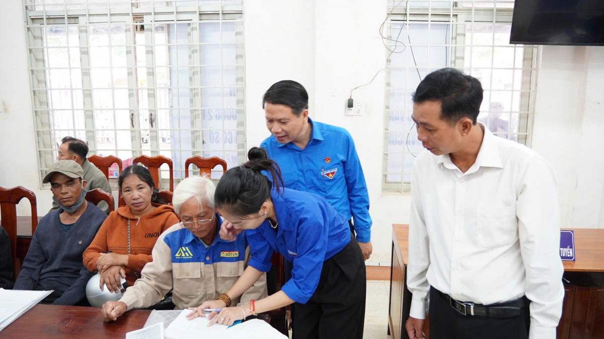 
Đoan viên hơdruh tơdăm dêh char Đăk Lăk tơgŭm kon pơlei pơm kiơ̆ tơdrong jang kŏng