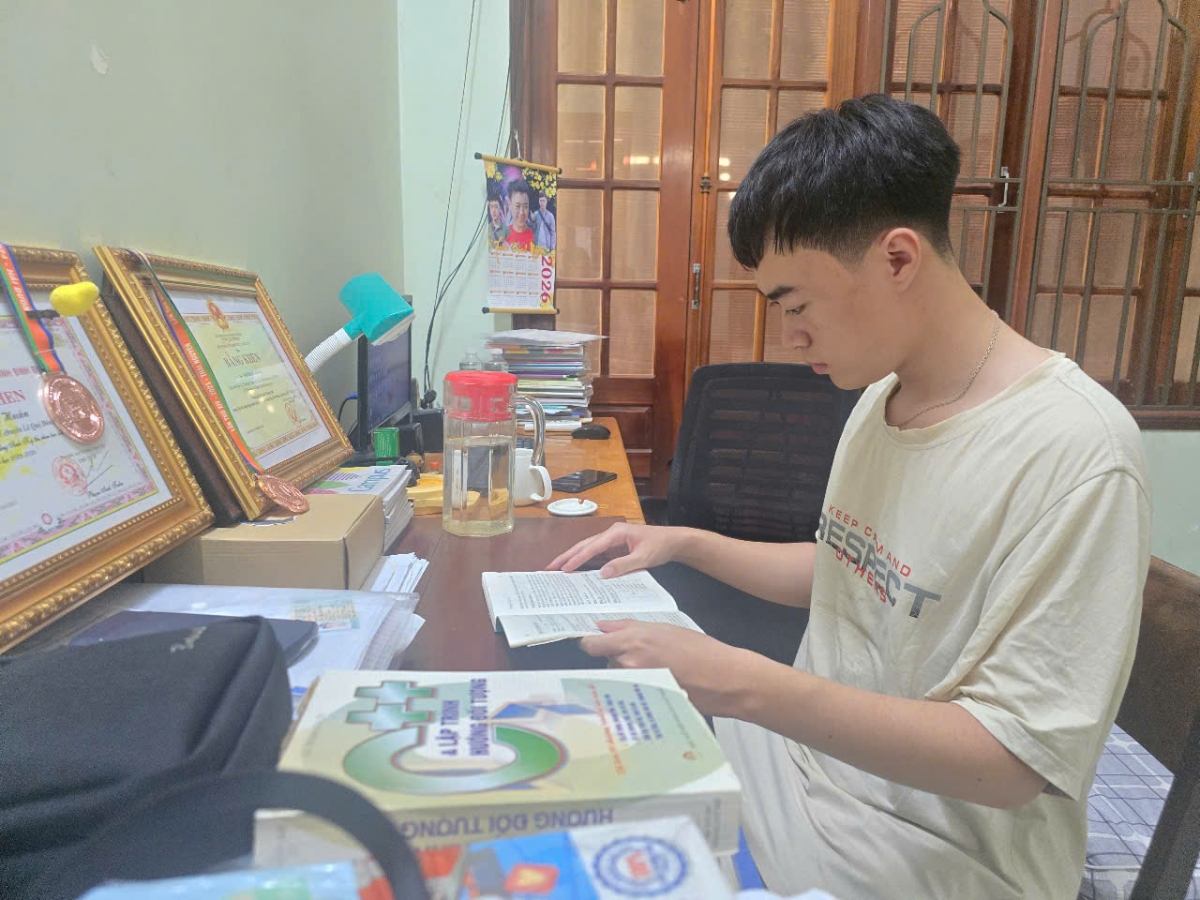 O Bành Gia Huân, hok tro Hngêi trung THPT Chuyên Lê Quý châ 2 to điêm 10 môn nâl Ănglê ƀă Vật lý