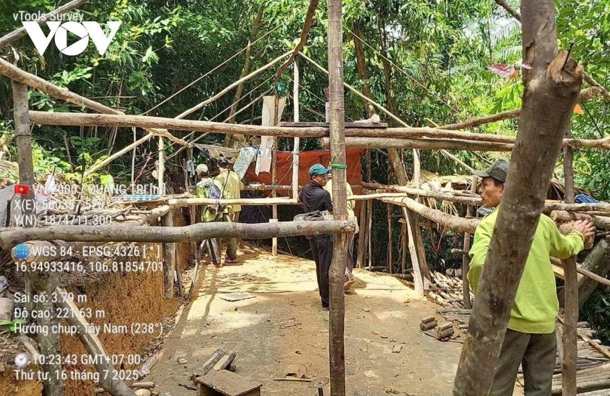 Lực lượng chức năng phát hiện lán trại của các đối tượng khai thác vàng trái phép.