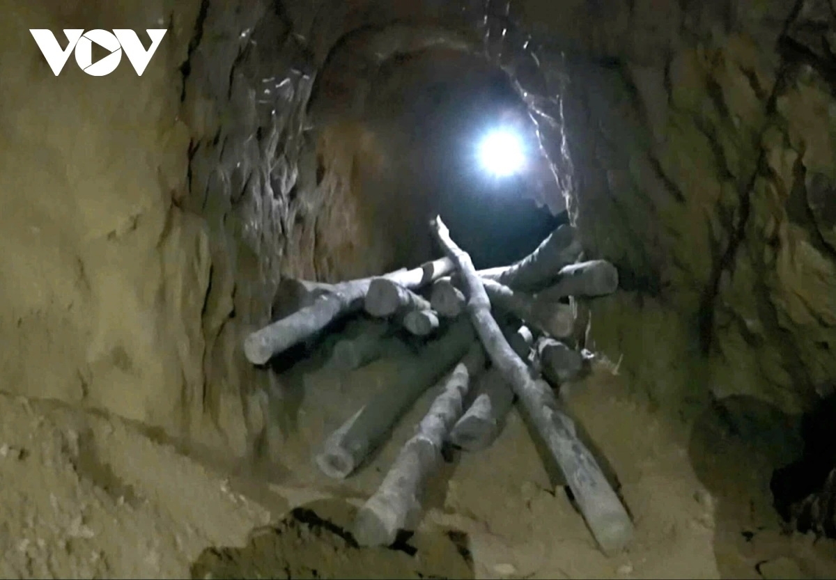 Bên trong 1 hầm lò khai thác vàng trái phép tại xã Bến Quan, tỉnh Quảng Trị