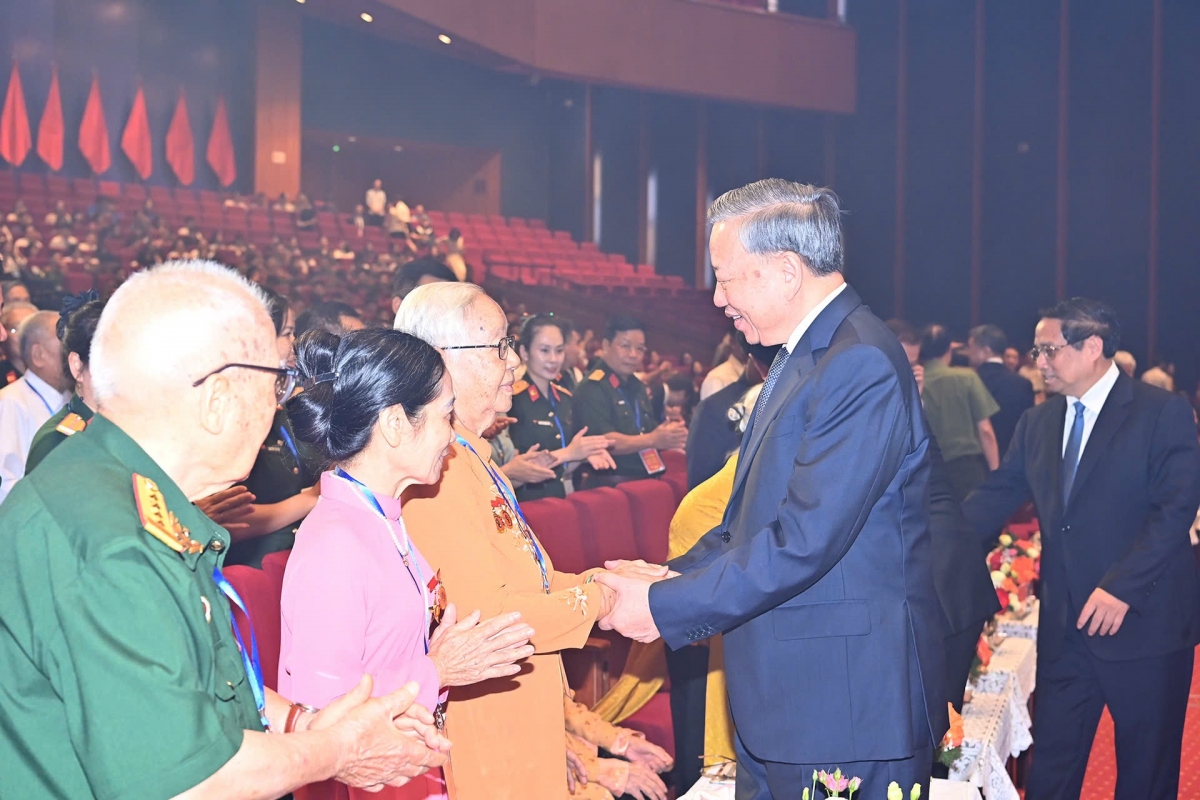 
Tổng Bí thư Tô Lâm tơƀâp bơngai tang măt đei kŏng