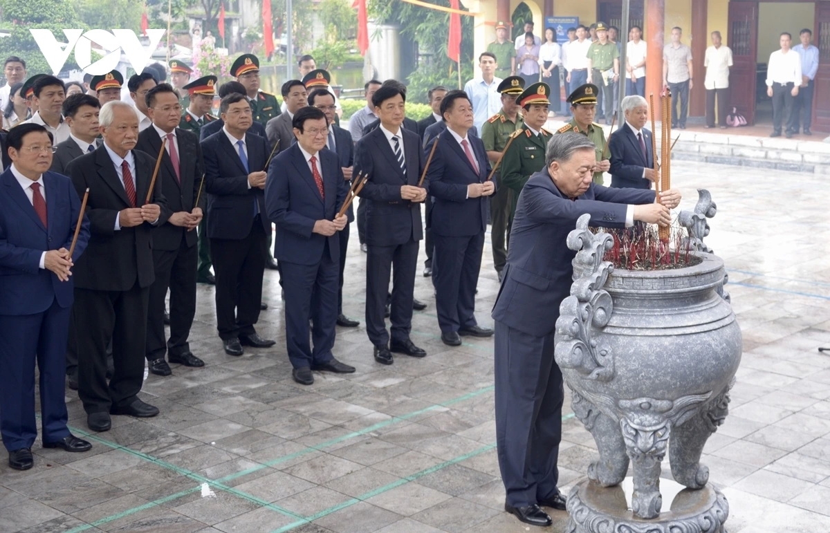 Tổng Bí thư Tô Lâm cùng đoàn công tác Trung ương đã tới dâng hương, dâng hoa tưởng niệm Tổng Bí thư Nguyễn Văn Linh