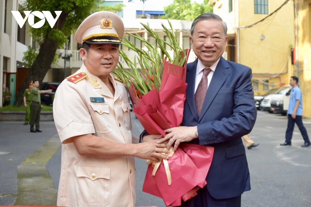 Trung tướng Đinh Văn Nơi, Cục trưởng Cục An ninh chính trị nội bộ đón Tổng Bí thư Tô Lâm.