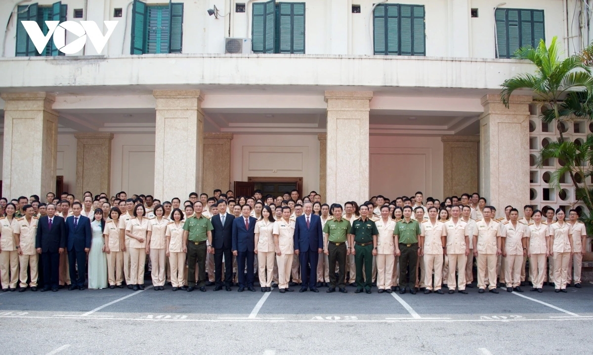 Tổng Bí thư Tô Lâm chụp ảnh lưu niệm cùng cán bộ, chiến sĩ Cục An ninh chính trị nội bộ.