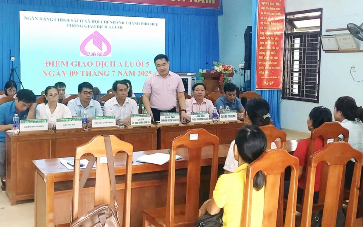 Ông Nguyễn Hoàng Anh Tuấn, Phó Giám đốc Chi nhánh NHCSXH TP Huế, phát biểu tại phiên giao dịch