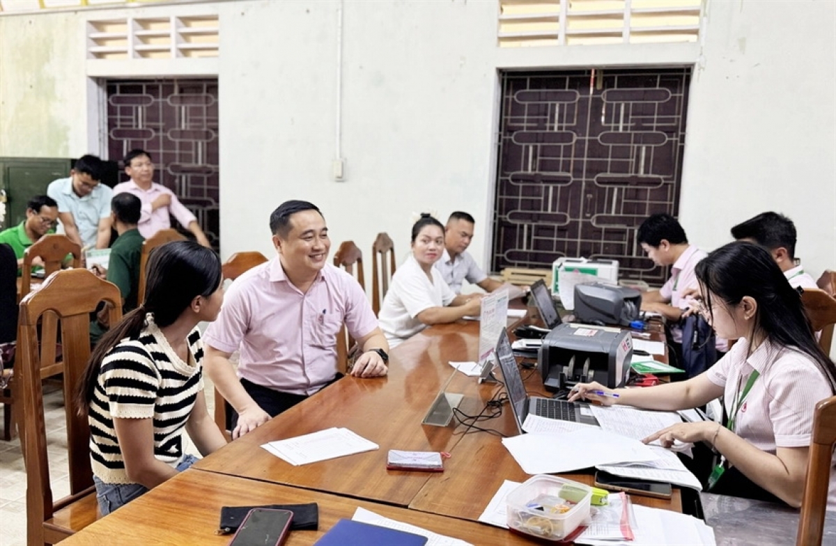 Lãnh đạo Chi nhánh NHCSXH TP Huế thăm, kiểm tra hoạt động tại các điểm giao dịch