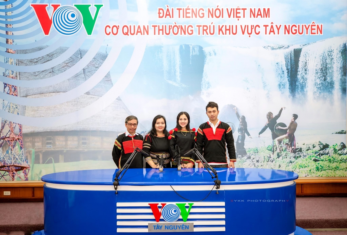 Mơnuih Ping gah H’Nêc Ênuôl (dong tal 2 mơng ieo) hrŏm hăng grup pôr pơhing tơlơi Êđê, amăng glông pơtui jua pơhiăp ba tơlơi črâo trun, hơdră bruă mơng Ping gah, Kơnuk kơna tơl plơi pla ataih, giăm