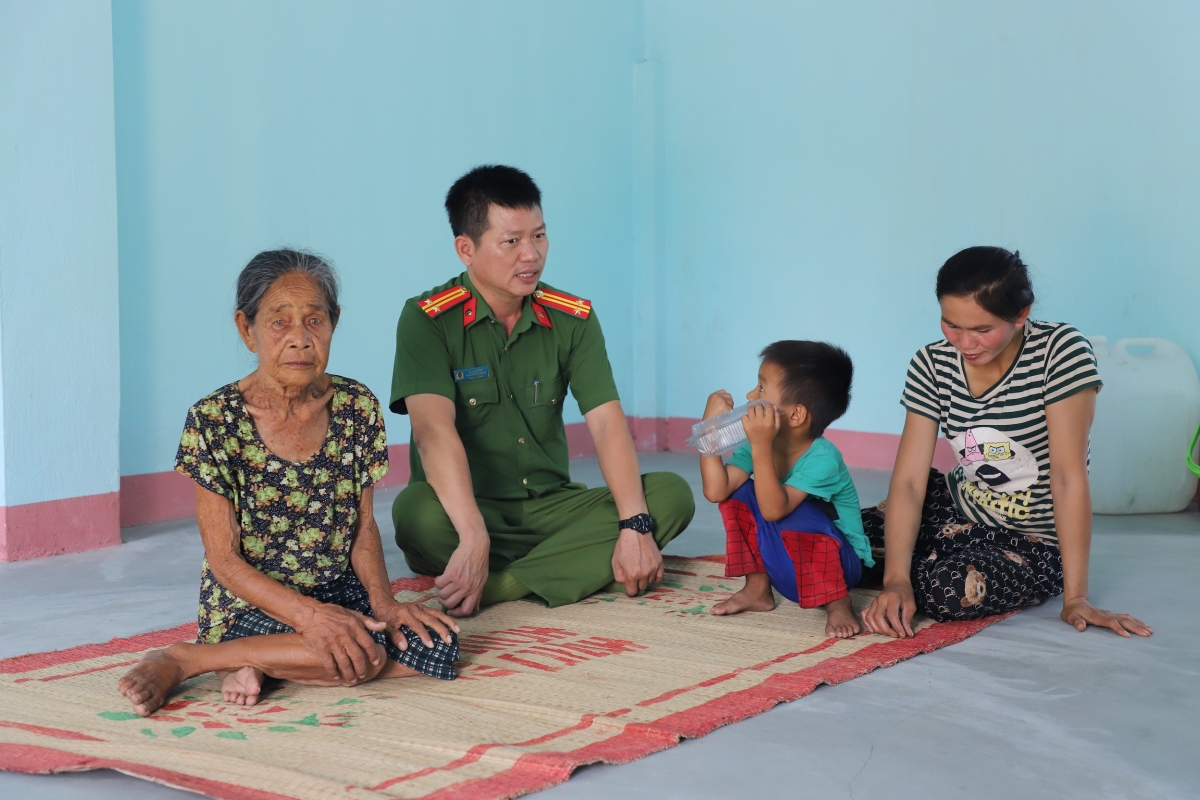 Trung tá Lê Đình Hải tus chờ hờp bal mờ hìu bơnhă mò Kpă Huê tàm thôn Ma San, sàh Ia Pa, càr Gia Lai