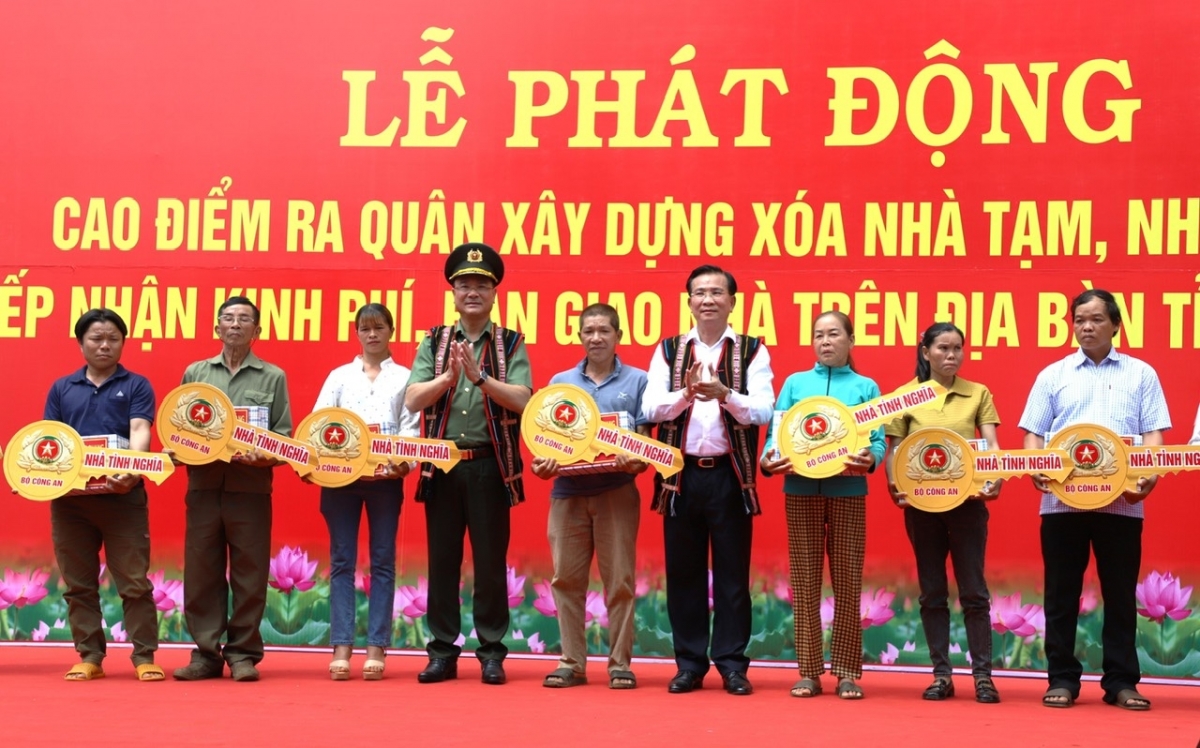 Trung tướng Phạm Thế Tùng, Thứ trưởng Ƀộ Kwang àng jàu pà priă lơh 500 nơm hìu ai càr Dăk Nông (yau) in