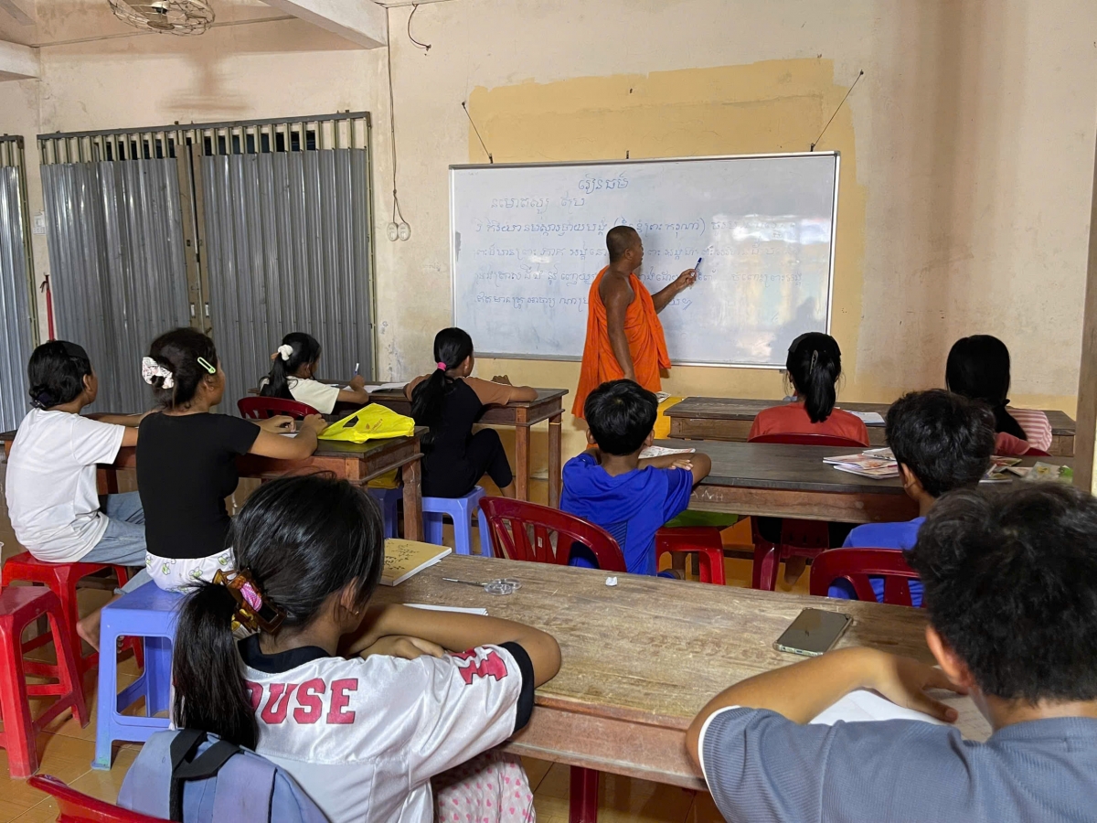 Lớp học chữ Khmer tại chùa Giữa