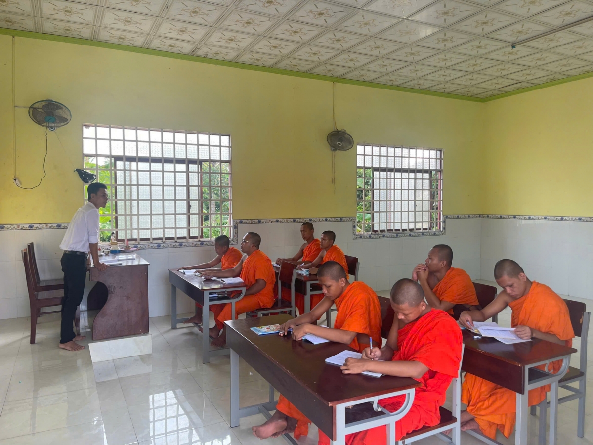 Chư tăng học chữ Khmer tại chùa