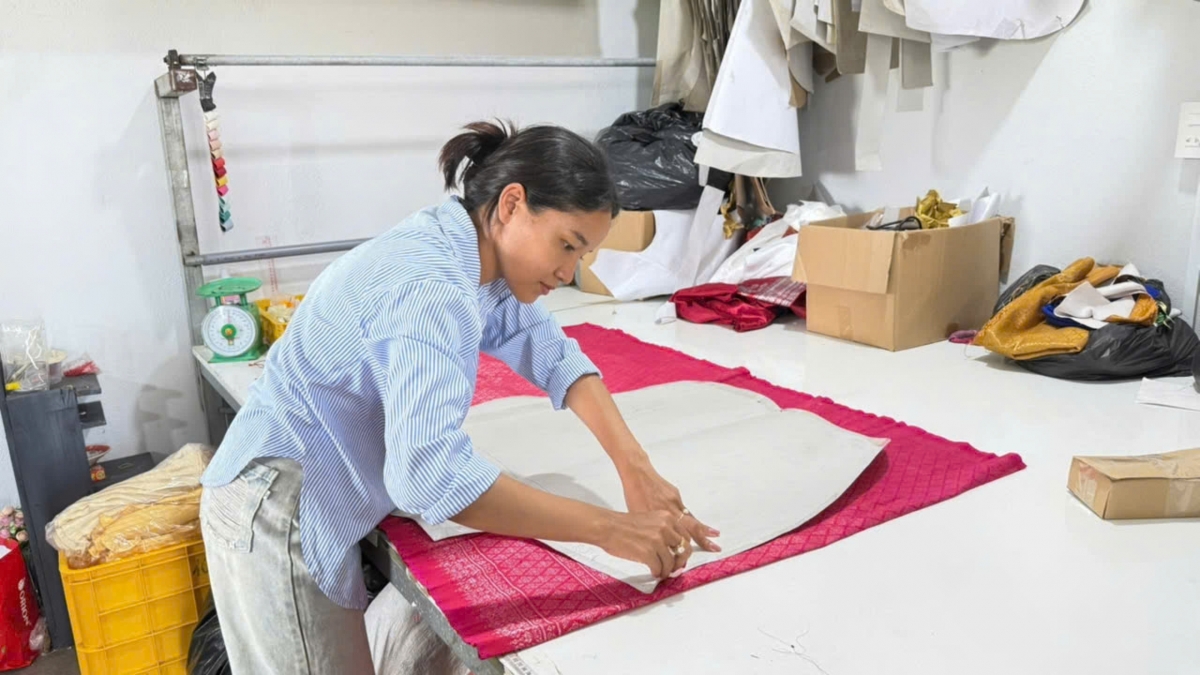 Chị Tuyết Minh đang chuẩn bị may trang phục truyền thống Khmer