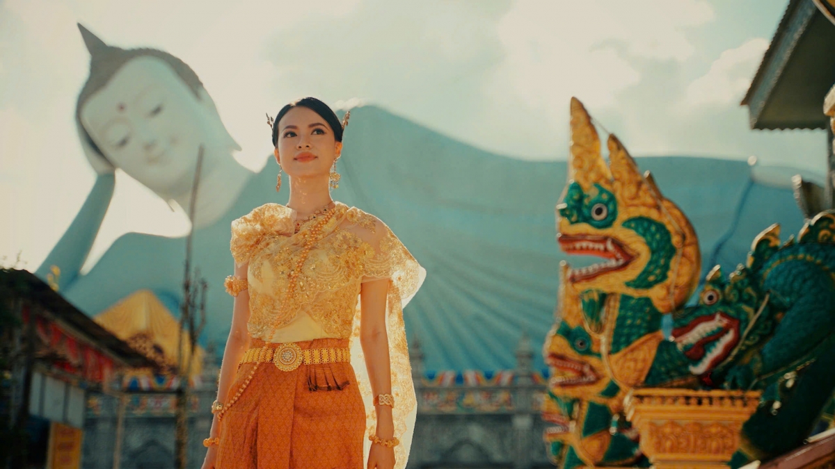 Du khách trải nghiệm trang phục Khmer tại chùa Som Rong