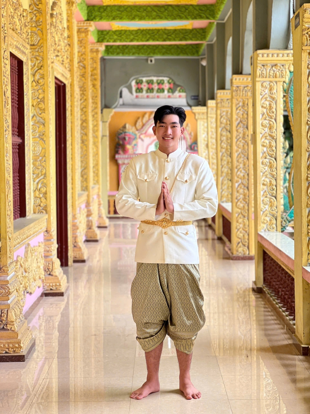 Du khách trải nghiệm trang phục Khmer tại chùa Som Rong