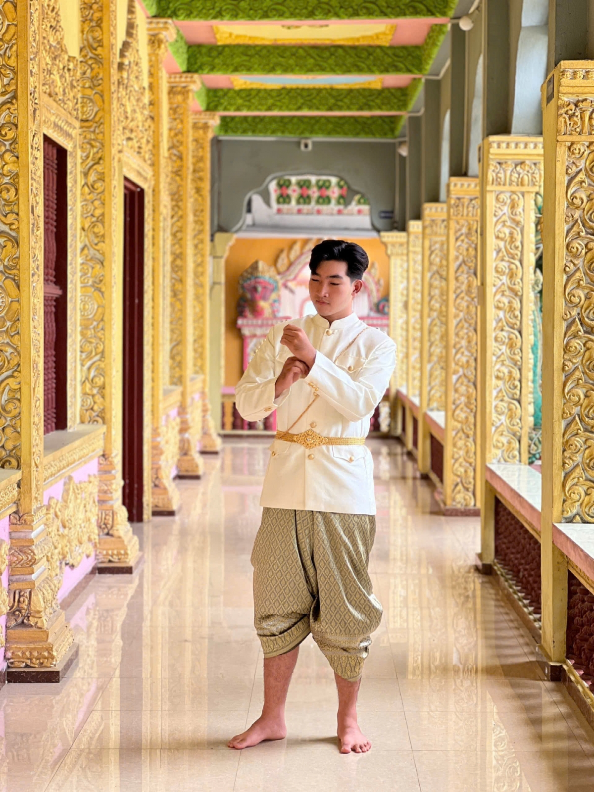 Du khách trải nghiệm trang phục Khmer tại chùa Som Rong