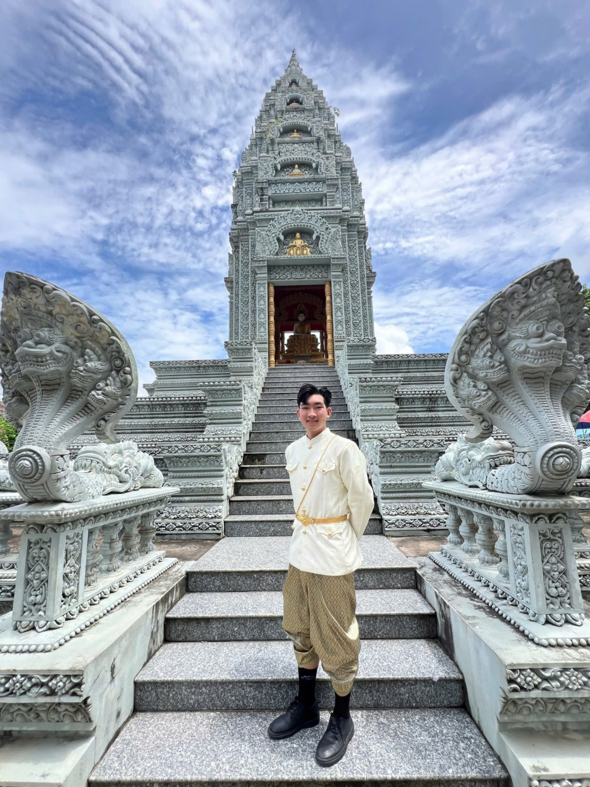 Du khách trải nghiệm trang phục Khmer tại chùa Som Rong