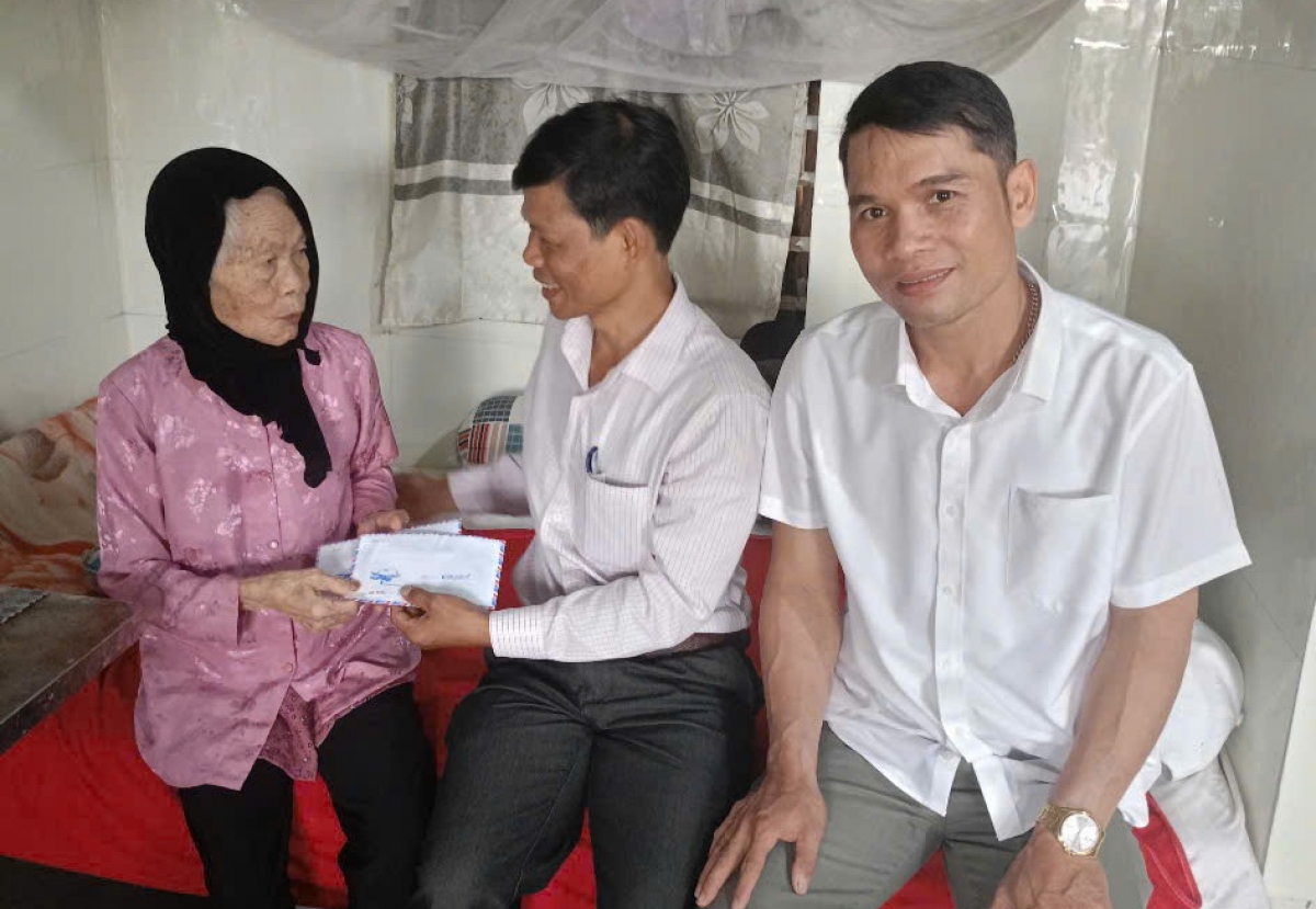 Ông Đa Lây Lực - Phó Chủ tịch UBND xã Đông Giang thăm tặng quà mẹ  VNAH Huỳnh Thị Nhiên