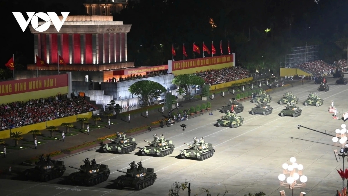 Trong đội hình xe pháo quân sự diễu binh, diễu hành A80 có sự xuất hiện của khối xe tăng, trong đó có những chiếc xe tăng T-54B và T-55 đã được nâng cấp.