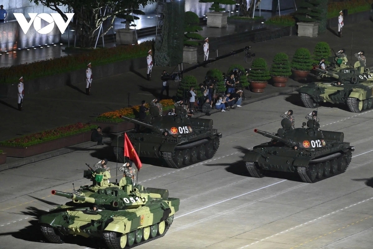 Đây là những pháo đài được bọc giáp vững chãi, trang bị pháo 100mm uy lực cùng với hệ thống súng máy phòng không và súng máy đầu trục mạnh mẽ.