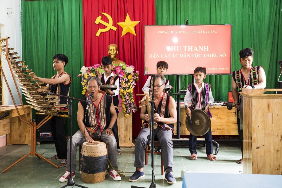 
Nghệ nhân A Bliêt atŭm hăm khul tôn chĭng chêng pơlei Kon Wang (Tân Tiến, Dak Lăk).