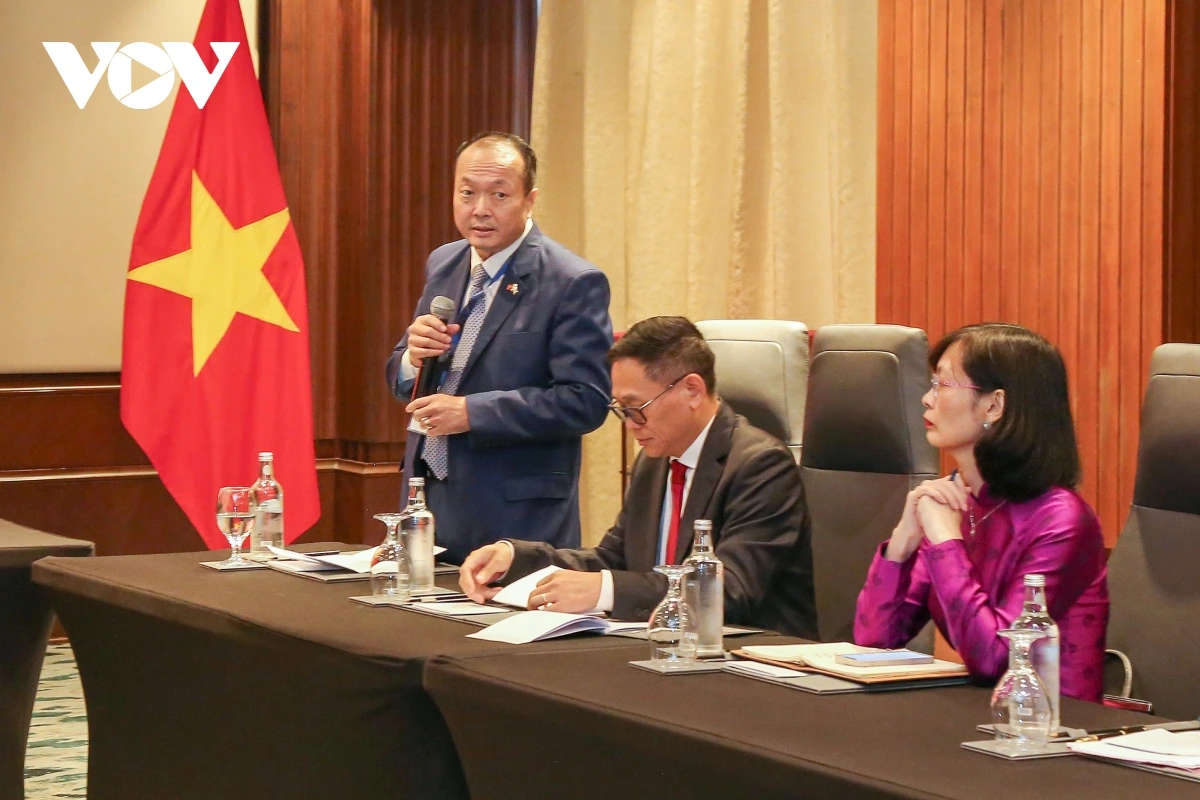 Đại sứ Việt Nam tại Ai Cập Nguyễn Huy Dũng báo cáo với Chủ tịch nước và Đoàn công tác.