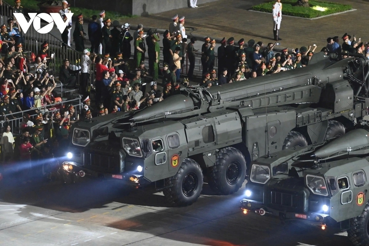 Tổ hợp tên lửa đạn đạo Scud-B với tên lửa đối đất R-17E là khí tài được quan tâm nhất xuất hiện tại lễ diễu binh.