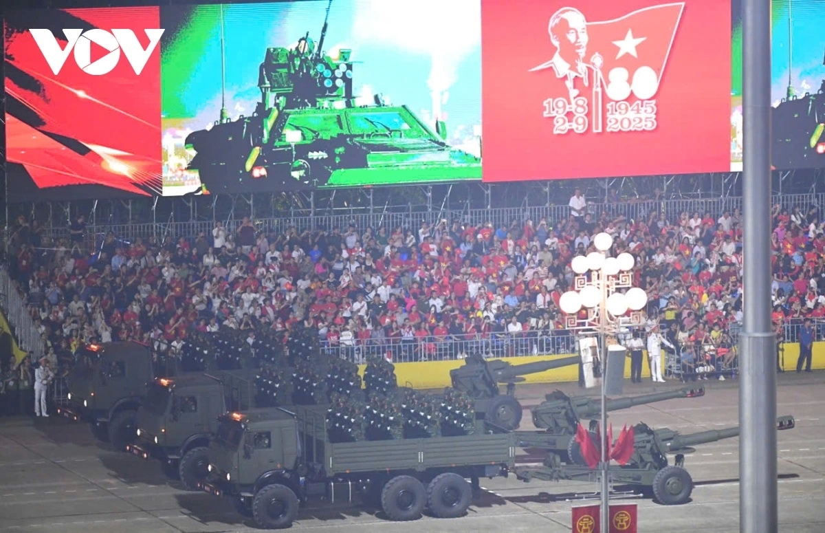 Xe kéo pháo nòng dài M46 cỡ 130 mm (cuối) và D20 cỡ nòng 152 mm.