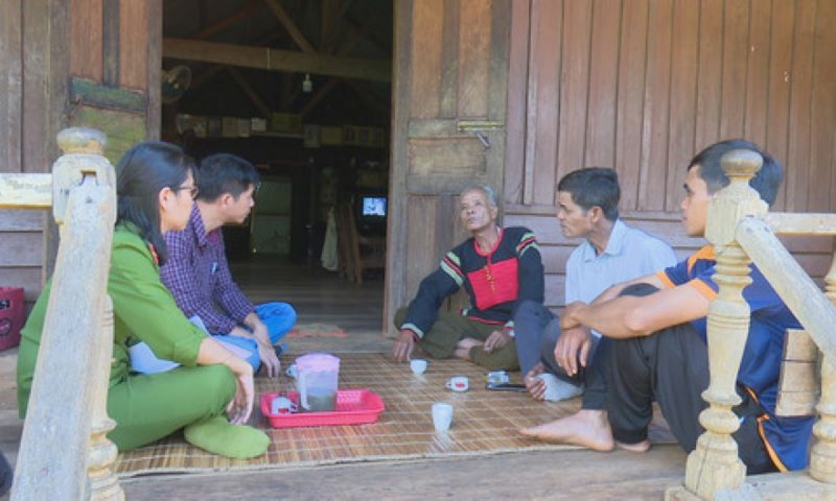 Y Blun Mlô (ao kô̆)  mtă kơ mnuih ƀuôn sang hlue  Đảng