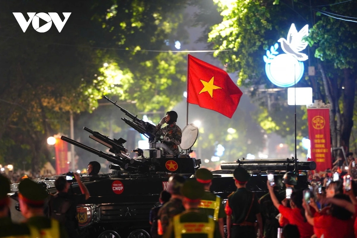 Các đoàn khí tài quân sự đi giữa tiếng reo hò, cổ vũ của nhân dân.