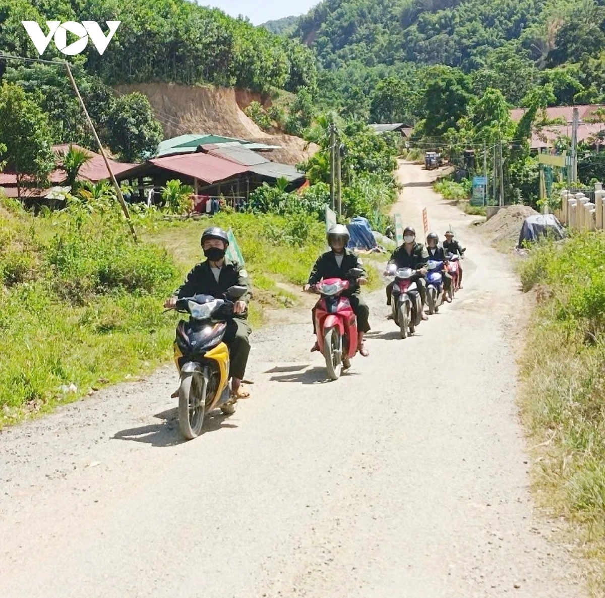 Đội tuyên truyền lưu động đến các thôn tuyên truyền cho người dân và chủ rừng về  phòng cháy, chữa cháy rừng