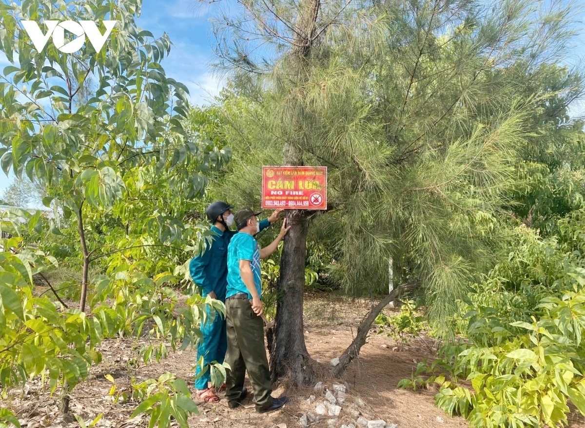 Lực lượng bảo vệ rừng cắm biển báo phòng chống cháy rừng  