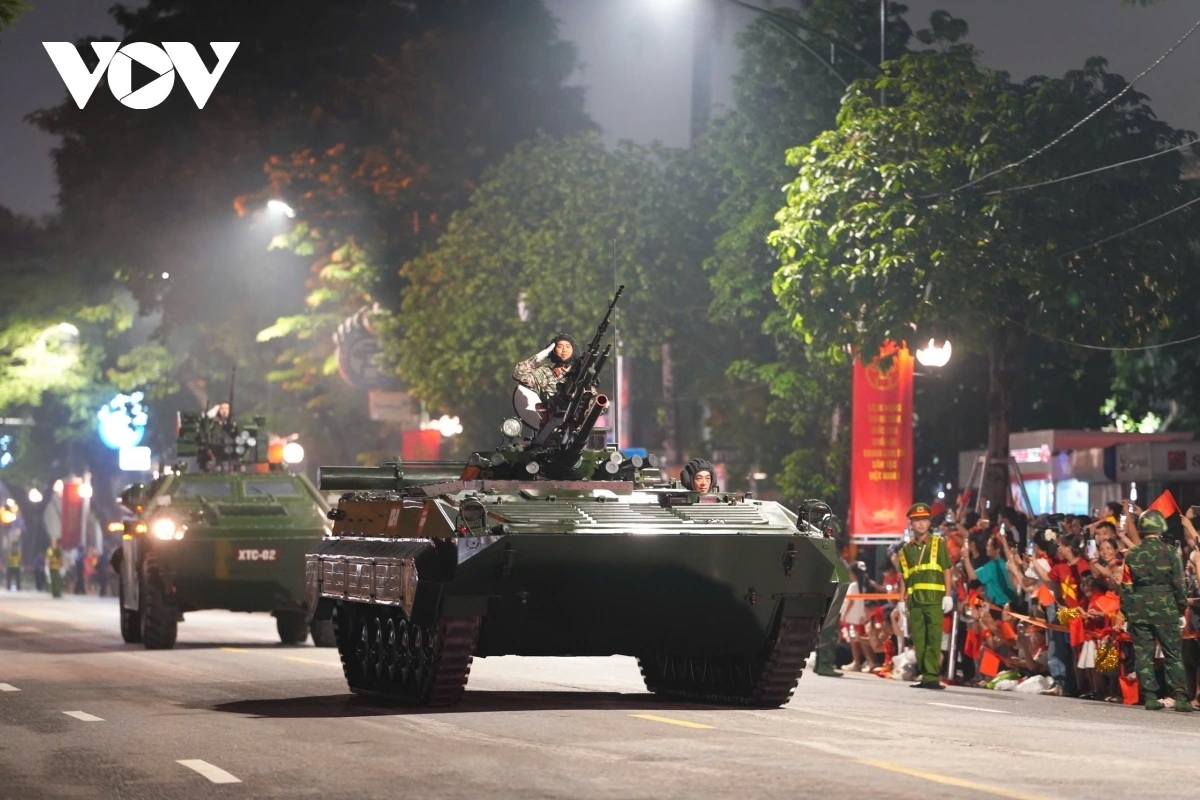 Tham gia nhiệm vụ A80 có sự xuất hiện của khối xe tăng do lực lượng tăng thiết giáp dẫn đầu.